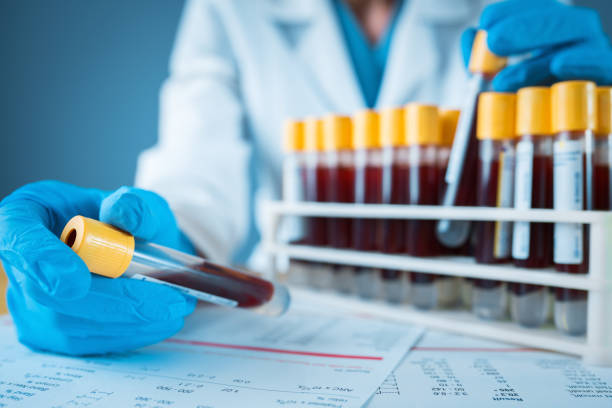 Profissional manipulando amostras em laboratório